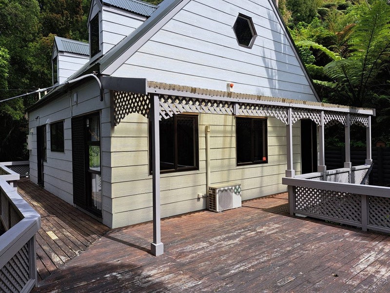 27 Cascade Avenue, Waiatarua, Auckland - Carousel 1