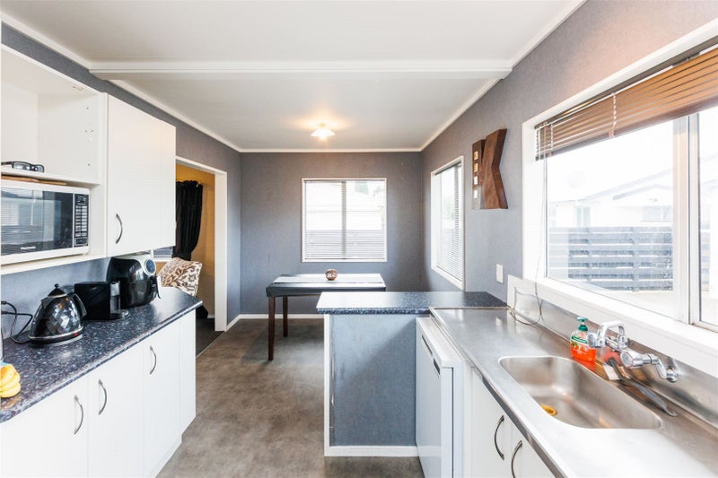 27 Rosedale Crescent, Cloverlea, Palmerston North - Carousel 2