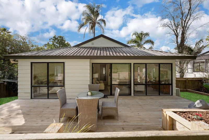 52 Topliss Drive, Northcross, Auckland - Carousel 1