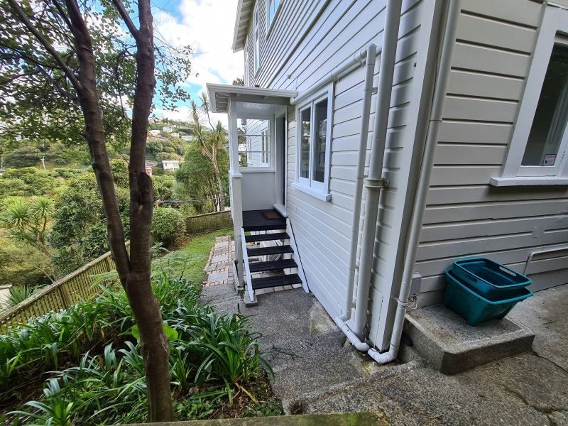 28 Saint Michaels Crescent, Kelburn, Wellington - Carousel 2