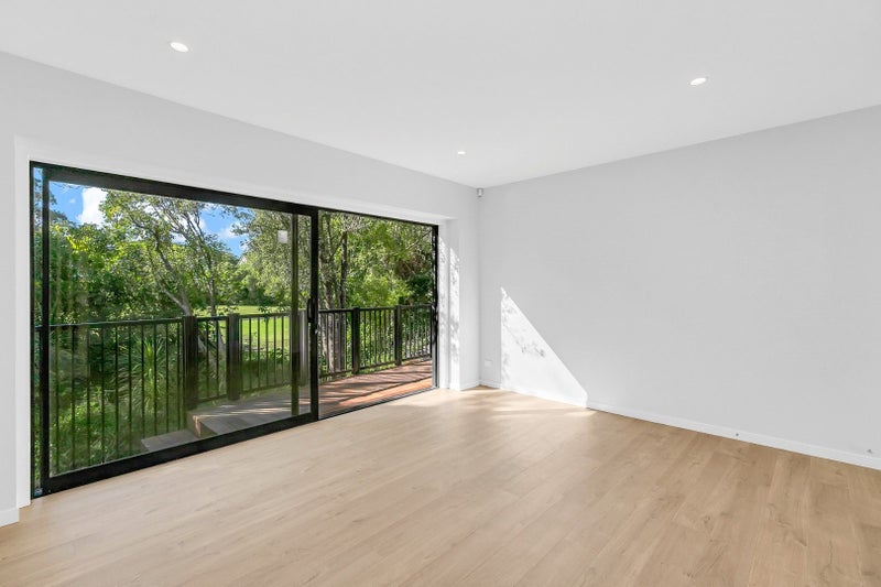 9D De Luen Street, Point Chevalier, Auckland - Carousel 2