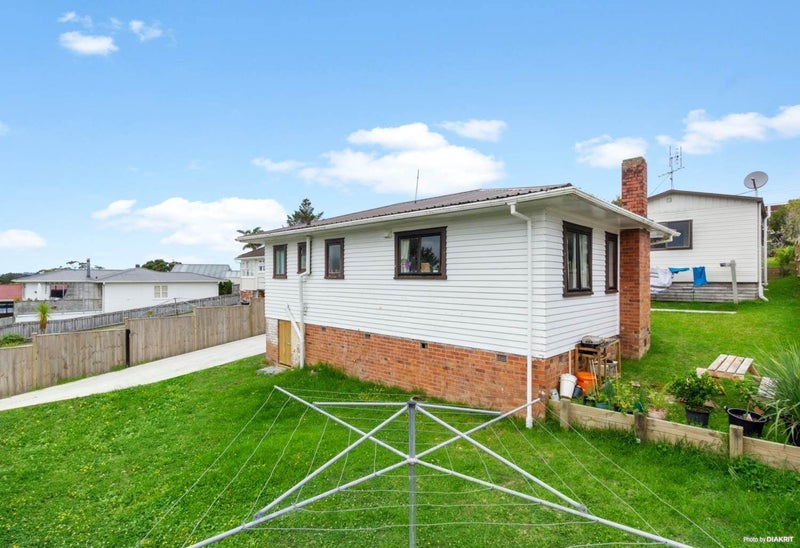 13 Barron Drive, Green Bay, Auckland - Carousel 1