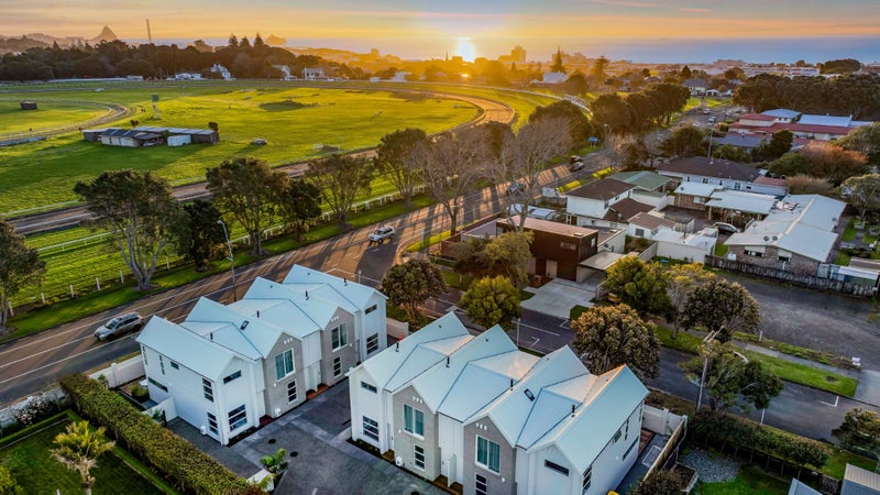 2/4 Cracroft Street, Welbourn, New Plymouth - Carousel 1