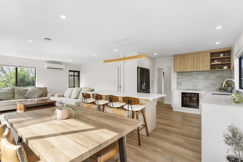 1/6 Lexington Drive, Botany Downs, Auckland - Carousel 2