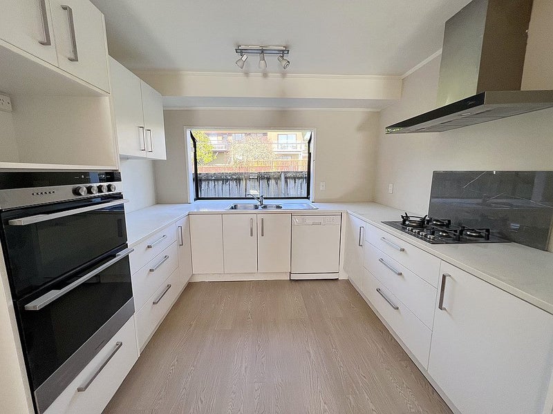 10 Weetman Drive, Browns Bay, Auckland - Carousel 1