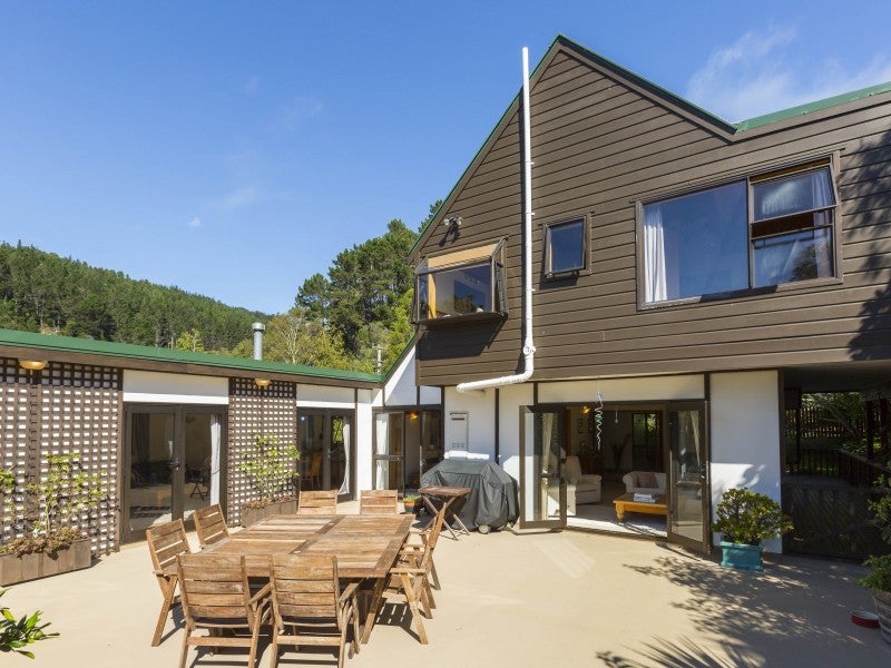 37 Jocelyn Crescent, Pinehaven, Upper Hutt - Carousel 1