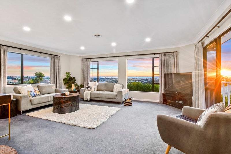 30 Ribbonwood Crescent, Goodwood Heights, Auckland - Carousel 1