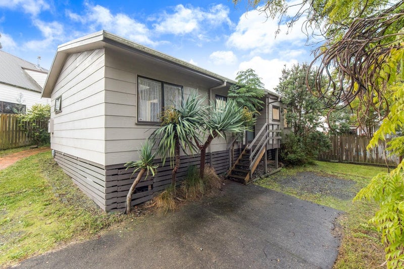 3 Thalia Place, Totara Vale, Auckland - Carousel 1