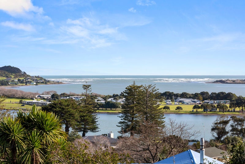 14 Upper Bow Street, Raglan - Carousel 1