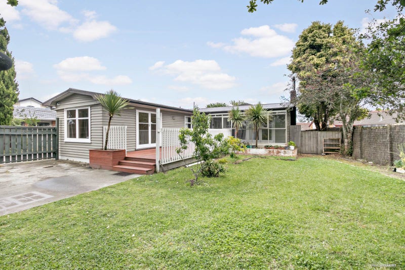 238 Te Atatu Road, Te Atatu South, Auckland - Carousel 1
