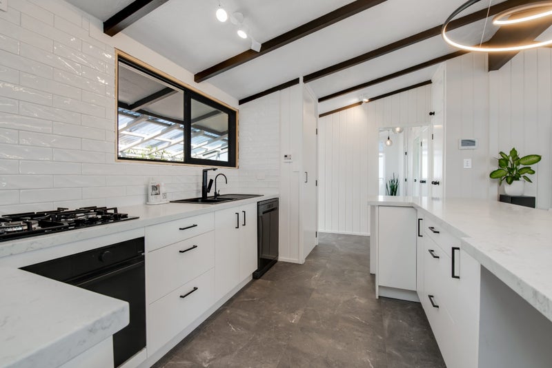 328 Whangaparaoa Road, Stanmore Bay, Whangaparaoa - Carousel 1