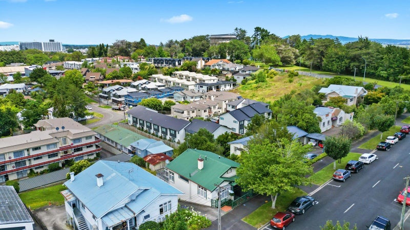 35 Thackeray Street, Hamilton Lake, Hamilton - Carousel 19