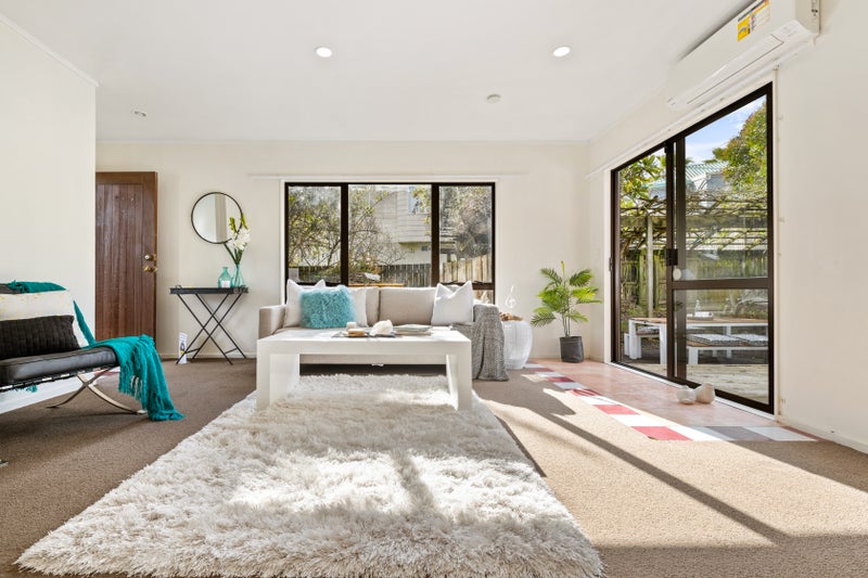 1/12 Fernlea Rise, Bayview, Auckland - Carousel 1