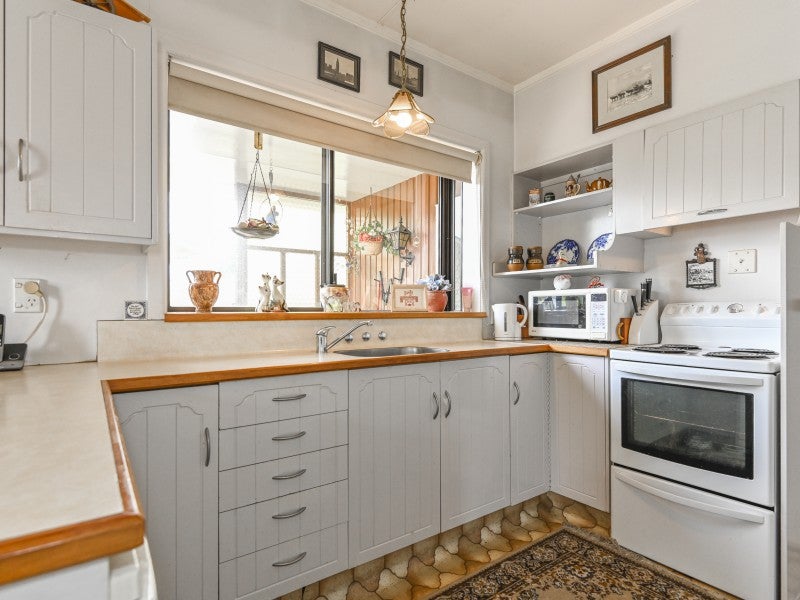 1213 Willowpark Road North, Mayfair, Hastings - Carousel 2