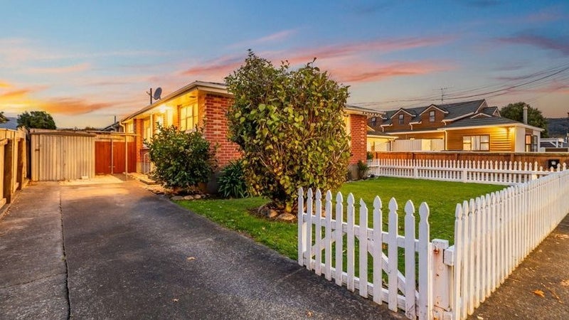 1/6 Oxford Crescent, Ebdentown, Upper Hutt - Carousel 1