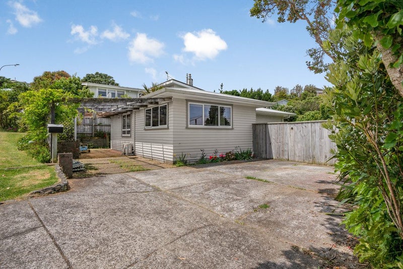 218 Dowse Drive, Maungaraki, Lower Hutt - Carousel 1