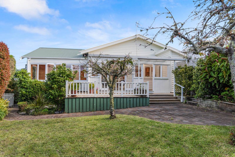 17 Hanlon Crescent, Narrow Neck, Auckland - Carousel 2