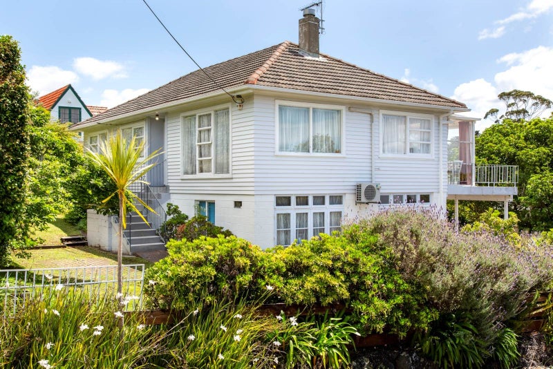 12 Aberdeen Road, Campbells Bay, Auckland - Carousel 1