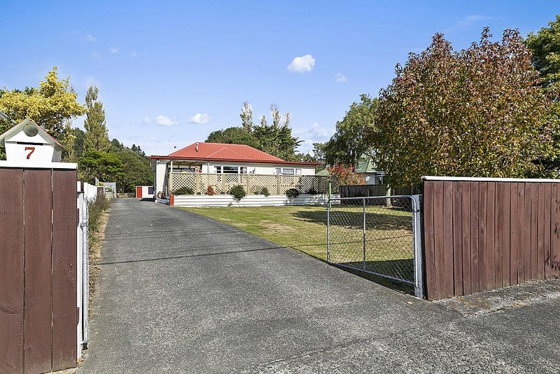7 Gibbs Crescent, Wainuiomata, Lower Hutt - Carousel 1