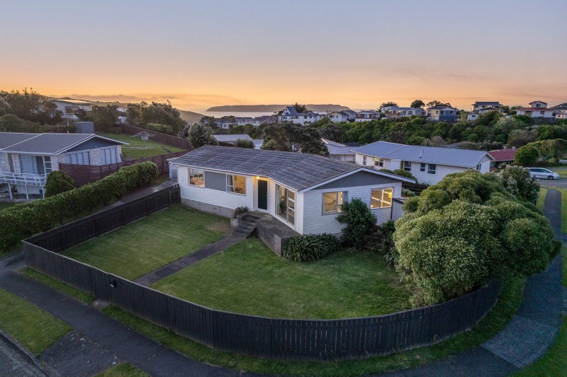 2 Pennant Grove, Titahi Bay, Porirua - Carousel 1