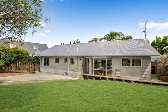 81 Kemp Road, Massey, Auckland - Carousel 1