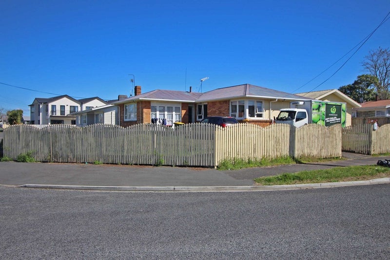 1 Gazeley Avenue, Silverdale, Hamilton - Carousel 1