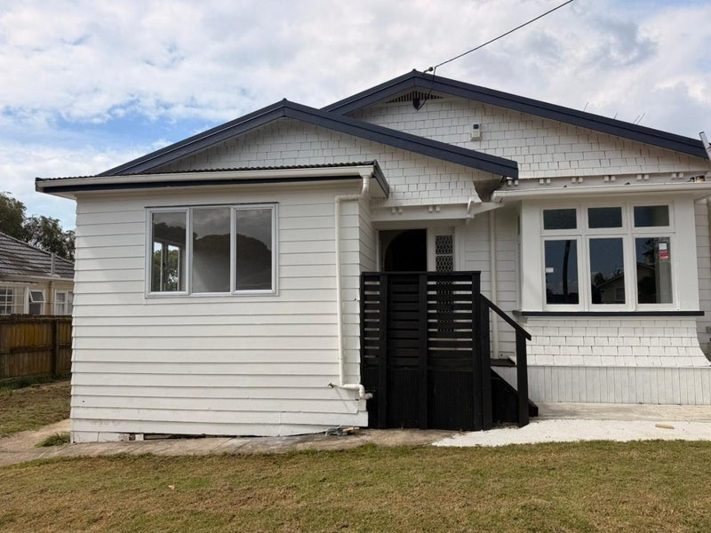 30 Waddell Avenue, Point England, Auckland - Carousel 1