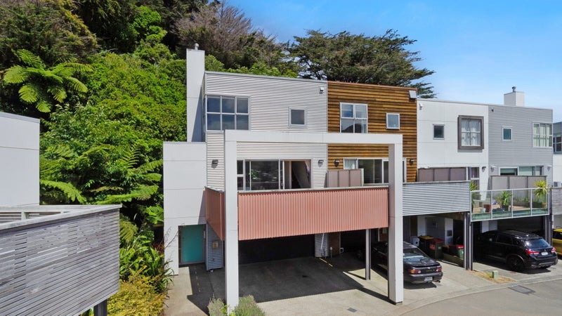 20 Saddleback Grove, Karori, Wellington - Carousel 1