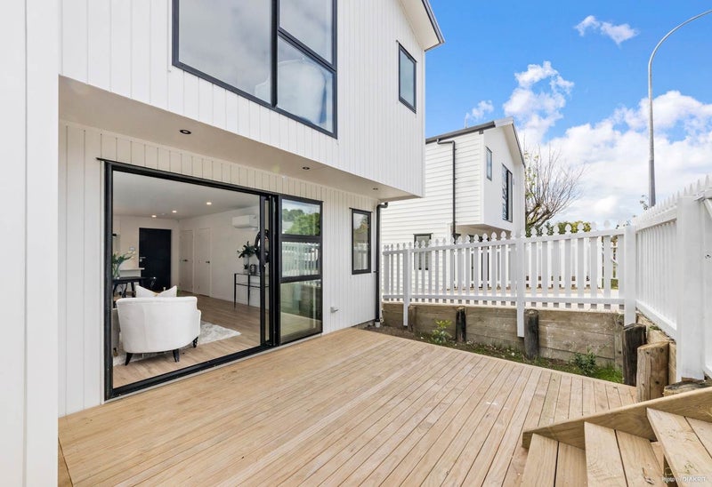 17A Granville Drive, Massey, Auckland - Carousel 2
