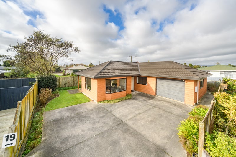 19 Woburn Place, Takaro, Palmerston North - Carousel 1