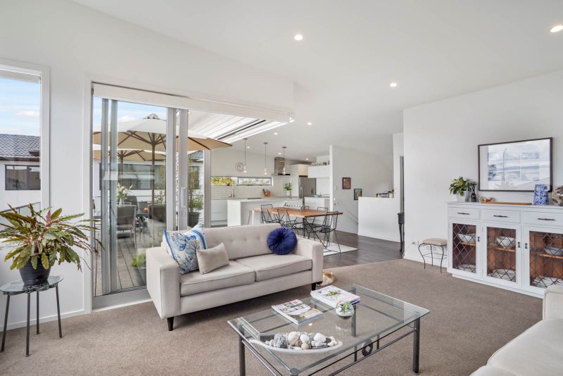 42A The Esplanade, Eastern Beach, Auckland - Carousel 1