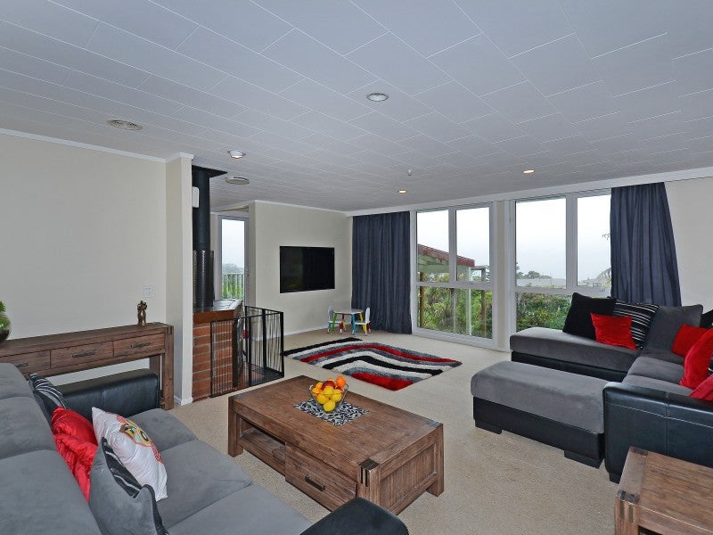 14 Wilson Grove, Normandale, Lower Hutt - Carousel 1