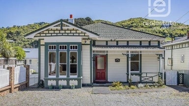 136 Clyde Street, Island Bay, Wellington - Carousel 1
