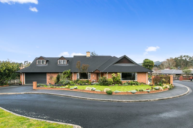 2 Freeman Close, Abbotsford, Dunedin - Carousel 1