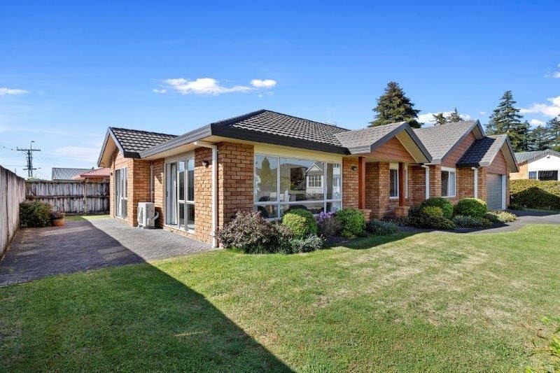 15 Thistlewood Avenue, Hamilton East, Hamilton - Carousel 2