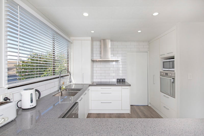 2/26 Vincent Street, Howick, Auckland - Carousel 1