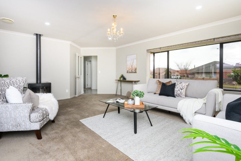 6 Ron Place, Fitzherbert, Palmerston North - Carousel 2