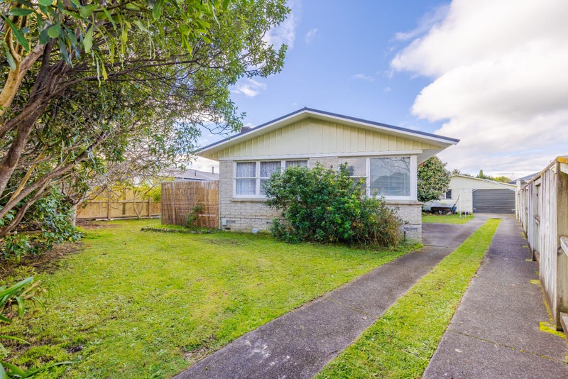 6 Deanwell Avenue, Deanwell, Hamilton - Carousel 1