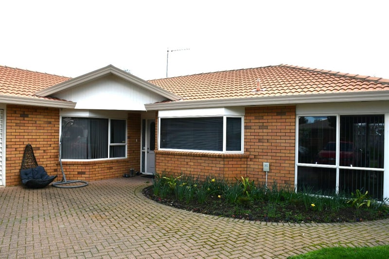 11 Kingsford Mews, Hamilton East, Hamilton - Carousel 1