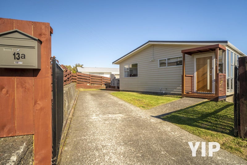 13A Colchester Crescent, Newlands, Wellington - Carousel 2
