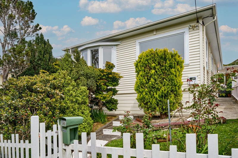 14 Waikato Street, Island Bay, Wellington - Carousel 1