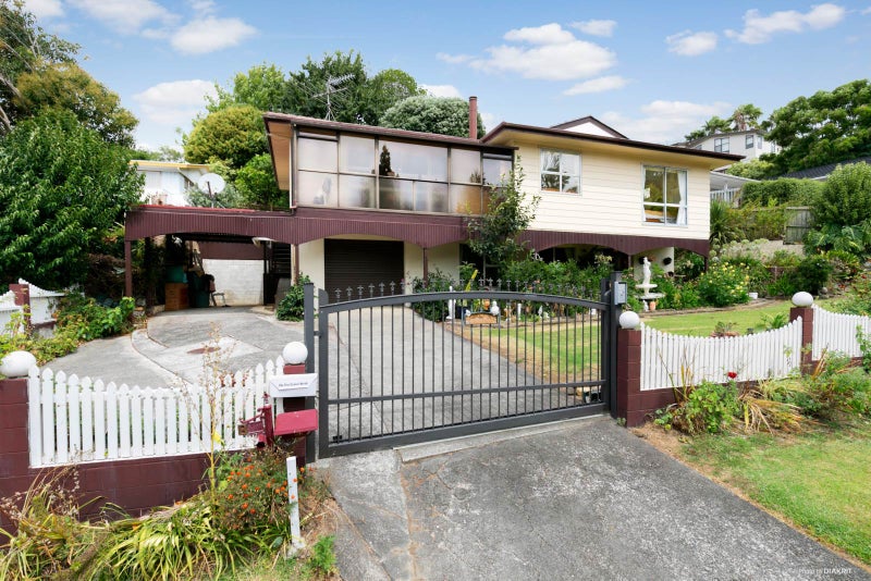 8 Stephen Lysnar Place, Hillsborough, Auckland - Carousel 1