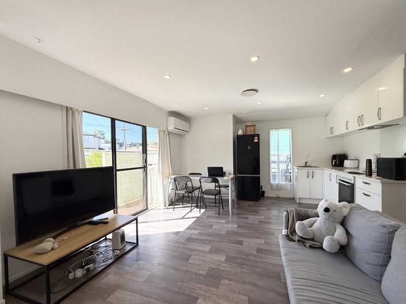 1/5 Merriefield Avenue, Forrest Hill, Auckland - Carousel 2