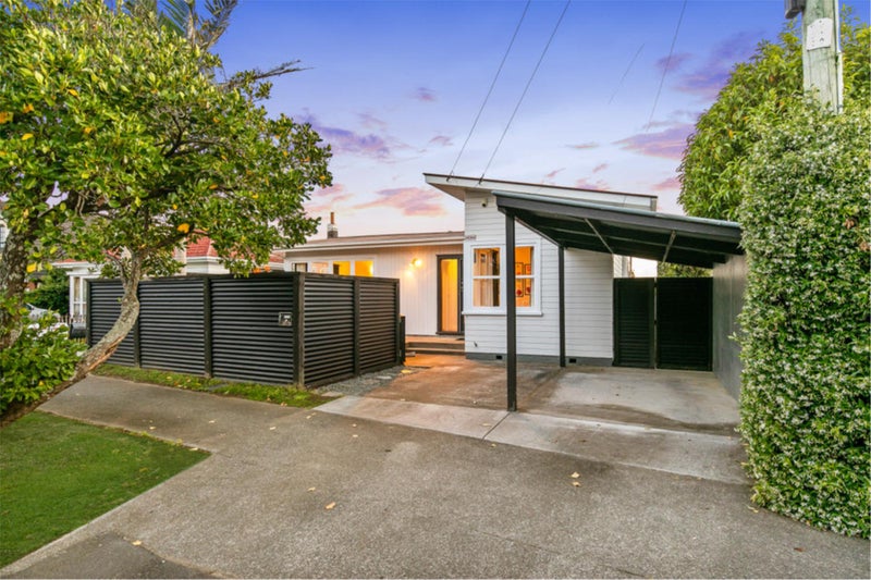 18 Aroha Avenue, Sandringham, Auckland - Carousel 1