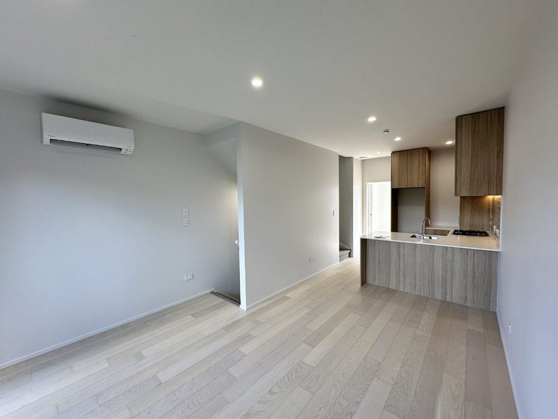 19 Lyons Avenue, Murrays Bay, Auckland - Carousel 2