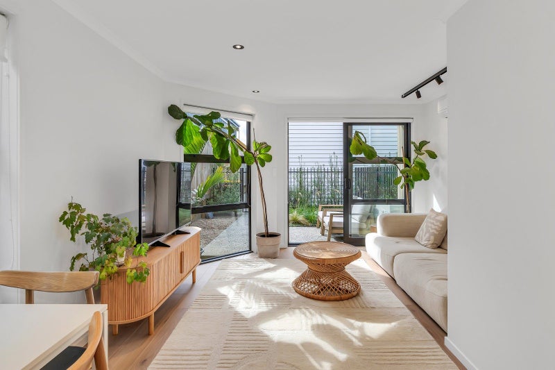 1092B Great North Road, Point Chevalier, Auckland - Carousel 1