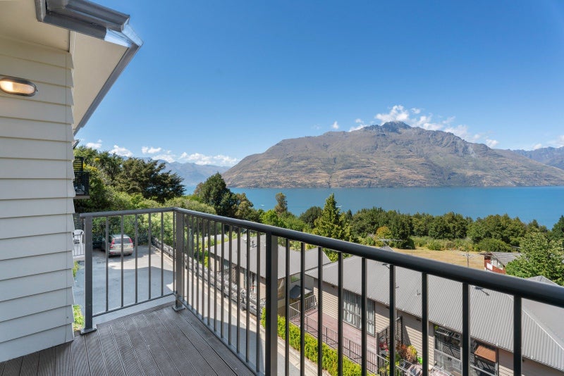 6/8 McKerrow Place, Sunshine Bay, Queenstown - Carousel 1