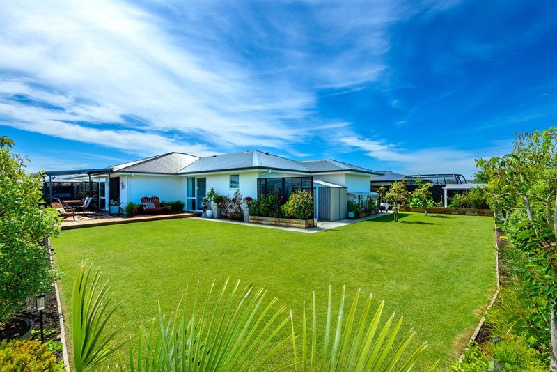 28 Whitehorn Drive, Lincoln, Lincoln - Carousel 1
