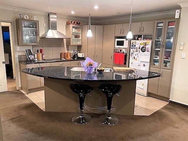 208 Frimley Oaks, Frimley, Hastings - Carousel 2