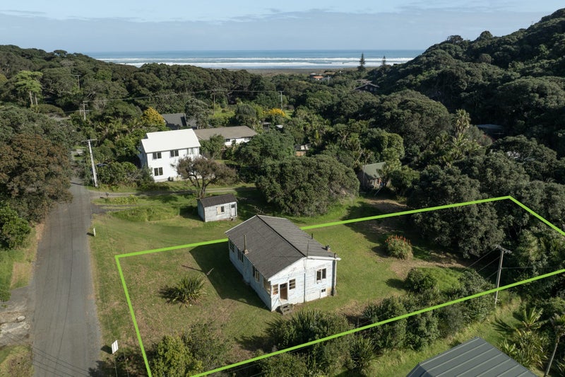118 Garden Road, Piha, New Lynn - Carousel 1